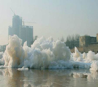 圖為泡沫對(duì)環(huán)境產(chǎn)生嚴(yán)重的危害